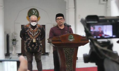 Elpi Nazmuzaman, Paman Eril saat memberikan keterangan pencarian Eril yang hanyut di Sungai Aaree Swiss, di Gedung Sate, Bandung, Jabar, Jumat (27/5/2022).