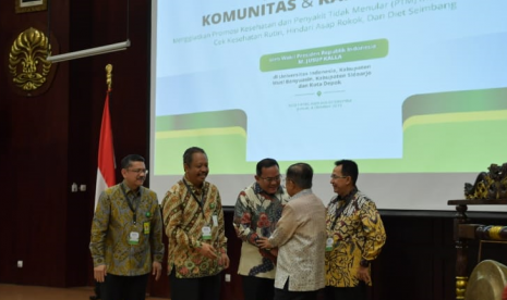 Peluncuran Komunitas Sehat dan Kampus Sehat Menggiatkan Promosi kesehaan dan Pencegahan Penyakit oleh Wakil Presiden RI M Jusuf Kalla di Aula IMERI Kampus Universitas Indonesia Salemba, Jumat (4/10).