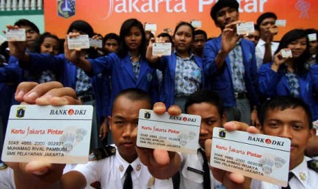 Perwakilan siswa menunjukan Kartu Jakarta Pintar