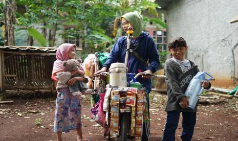 Elya Susanti namanya. Janda 31 tahun yang harus berjualan kopi keliling setelah kepergian suaminya. 