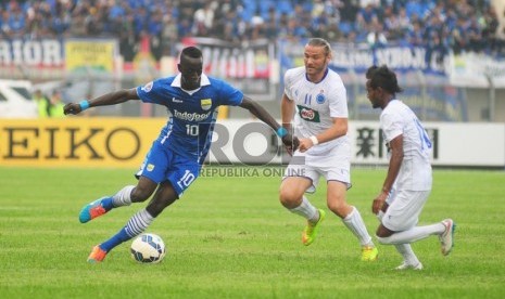   Pemain Persib Bandung Makan Konate (kiri) berebut bola dengan dua pemain New Radiant SC Viliam Macko (tengah) dan Ahmed Suhail (kanan) di Stadion Si Jalak Harupat, Kabupaten Bandung, Rabu (25/2). (foto : Septianjar Muharam)