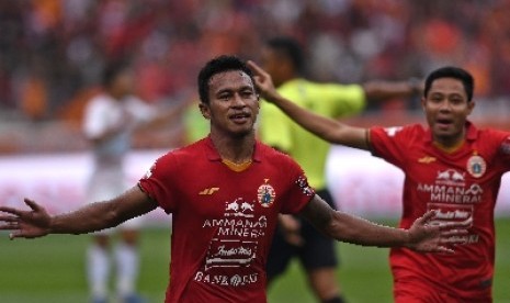 emain Persija Jakarta Osvaldo Haay (kiri) dan Evan Dimas berselebrasi usai menjebol gawang Borneo FC dalam pertandingan pekan pertama Shopee Liga 1 2020 di Stadion Utama Gelora Bung Karno (SUGBK), Jakarta,Ahad (1/3/2020