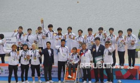 Emas Pertama Unifikasi Korea Asian Games. Tim Kano Unifikasi Korea mengikuti upacara pengalungan medali pada cabang Kano nomor Balap Perahu Tradisional 200 m putri di Komplek Olahraga Jakabaring, Palembang, Ahad (26/8). Medali Emas dari nomor balap perahu tradisional 500 m putri merupakan medali emas pertama Unifikasi Korea di ajang Asian Games. 