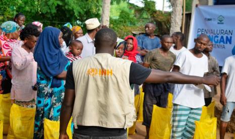 embaga kemanusiaan Internasional Networking for Humanitarian (INH) menyalurkan program bantuan pangan untuk warga miskin di Kenya, Afrika Timur. Bantuan pangan berupa sembako tersebut merupakan hasil penggalangan dana yang dikumpulkan dari masyarakat Indonesia melalui lembaga kemanusiaan INH.