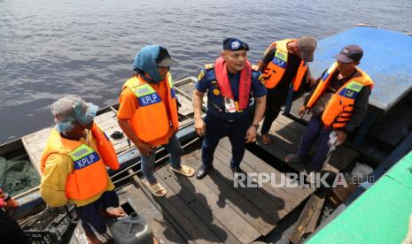 Ilustrasi pemakaian life jacket.