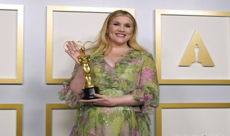 Emerald Fennell, pemenang penghargaan untuk skenario film orisinal terbaik untuk Wanita Muda yang Menjanjikan berpose di ruang pers di Oscar pada hari Minggu, 25 April 2021, di Union Station di Los Angeles. Setiap perain nominasi Oscar membawa pulang goody bag senilai Rp 2,9 miliar.