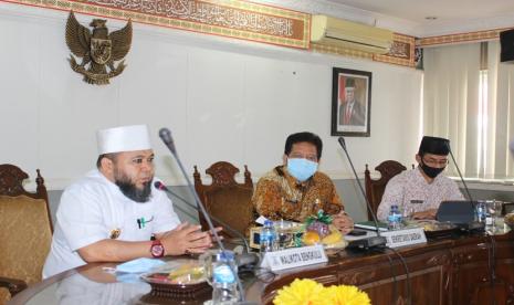 emerintah Kota (Pemkot) Bengkulu dan Pemerintah Kabupaten (Pemkab) Serang melakukan MoU (Memorandum of Understanding) atau kesepakatan bersama terkait program keagamaan. Penandatanganan MoU dilakukan oleh Wali Kota Bengkulu, Helmi Hasan dan Bupati Serang Ratu Tatu Chasanah, diwakili Sekretaris Daerah (Sekda) Kabupaten Serang, Tubagus Entus Mahmud Sahiri di Aula KH. Syam’un, Kamis (6/8/2020).