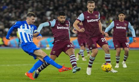 Emerson Palmieri dari West Ham (kedua dari kiri) mencoba memblok tembakan Pascal Gross dari Brighton dalam pertandingan Liga Primer Inggris di Stadion London, Rabu (3/1/2024) dini hari WIB. Duel kedua tim berakhir imbang 0-0.