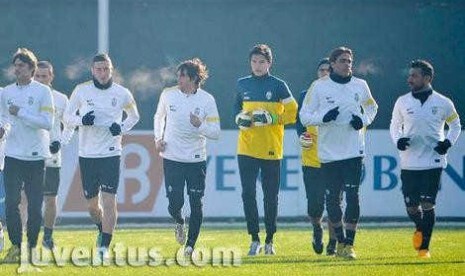 Emil Audero (tengah, berbaju kuning) Berlatih BerPemain Utama Juventus