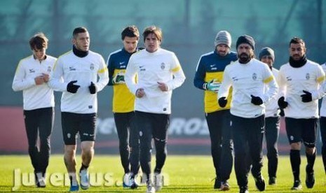 Emil Auderou (kuning sebelah kiri) Berlatih Bersama Andrea Pirlo