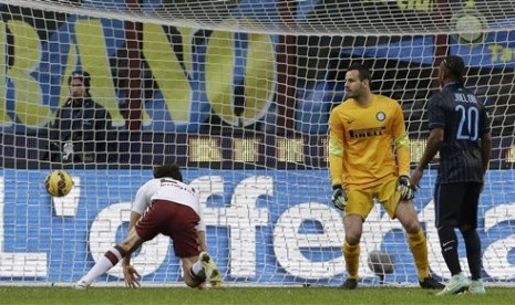 Emiliano Moretti (putih) mencetak gol kemenangan Torino atas Inter Milan di Serie A, Ahad (25/1).