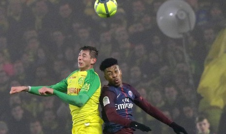 Emiliano Sala (kiri) saat berhadapan dengan PSG.