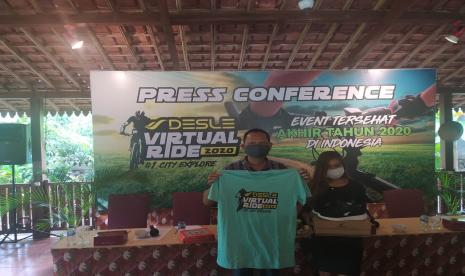 Pemilik Desles Shoes, Haryamto (memegang kaus) saat konferensi pers 'Desle Virtual Ride: City Explore' di Hotel Alana, Sleman, DIY, Senin (2/11).