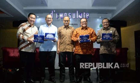 emimpin Redaksi Republika Irfan Junaidi (tengah) berfoto bersama Presiden Direktur PT Adaro Energy Tbk Garibaldi Thohir,Ketua Umum Kadin Indonesia Rosan P.Roeslani,Dirut BRI Syariah Moch.Hadi Santoso dan Direktur Keuangan dan Oprasional BNI Syariah Wahyu Avianto (dari kiri) pada acara Cafe CEO Republika,Jakarta