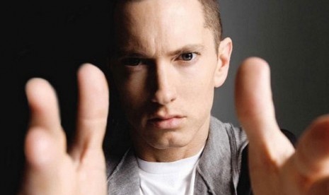 Eminem adalah salah satu penyanyi yang berhasil memuncaki Billboard dengan 10 album berbeda.