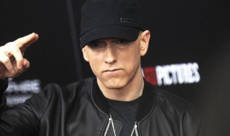 Anak eminem, Whitney Scott Mathers atau yang kini meminta dipanggil Stevie, menuding Eminem telah merahasiakan adopsinya hingga kematian ayah kandungnya, Eric Hartter.