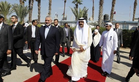 Emir Qatar, Sheikh Hamad bin Khalifa al-Thani (berbaju putih) berjalan bersama Perdana Menteri Ismail Haniyeh dalam acara penyambutan kedatangan sang Emir. Ini menjadi kunjungan bersejarah karena untuk pertama kalinya seorang pemimpin negara Arab mengunjun