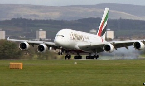 Pesawat Airbus A380 yang dioperasikan Emirates Airlines. Pengelola Bandar Udara Internasional I Gusti Ngurah Rai Bali menyiapkan sebanyak 12 konter lapor diri untuk melayani penumpang dengan pesawat komersial terbesar di dunia yaitu Airbus A380 yang dioperasikan maskapai Emirates Airlines.