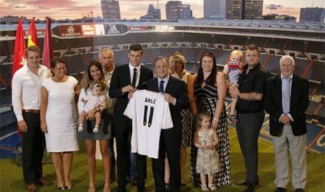 Emma Rhys Jones (tiga kiri) menggendong bayinya bersama Gareth Bale (empat kiri)