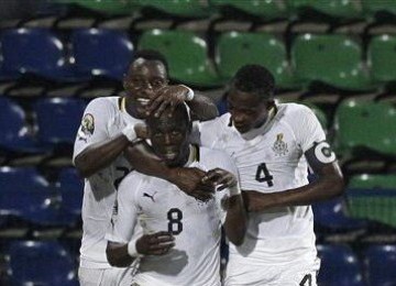 Emmanuel Badu (tengah), pemain timnas Ghana, mendapatkan pelukan selebrasi dari rekan setimnya usai menjebol jala Guinea di laga Grup D Piala Afrika 2012 di Stade de Franceville, Gabon, Rabu (1/2).