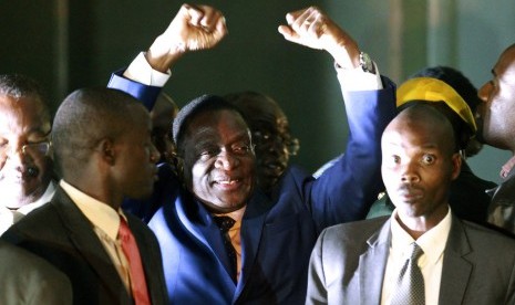 Emmerson Mnangagwa yang akan dilantik sebagai presiden Zimbabwe saat tiba di markas Partai ZANU-PF di Harare, Rabu (22/11).