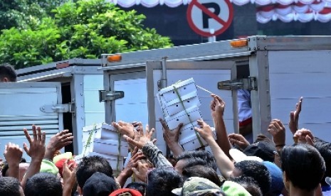 emonstran berebut nasi kotak saat unjukrasa didepan Mahkamah Konstitusi (MK), Jakarta, Rabu (20/8). 