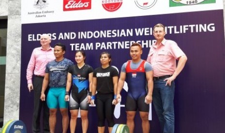 Empat atlet angkat besi Indonesia bersama dengan Dubes Australia, Paul Grigson (pojok kiri), dan Manajer Operasional PT Elders Indonesia, Jason Hatchett (pojok kanan). 