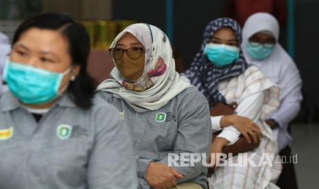 Empat dari 24 pasien positif yang telah sembuh dari COVID-19 mengikuti acara pelepasan kepulangan mereka di Pontianak, Kalimantan Barat, Kamis (4/6/2020). Pemerintah Provinsi Kalbar melepas kepulangan 24 pasien positif COVID-19 yang telah dinyatakan sembuh setelah menjalani perawatan di ruang isolasi dan Swab Test menggunakan Real Time-Polymerase Chain Reaction (RT-PCR) sebanyak dua kali. 