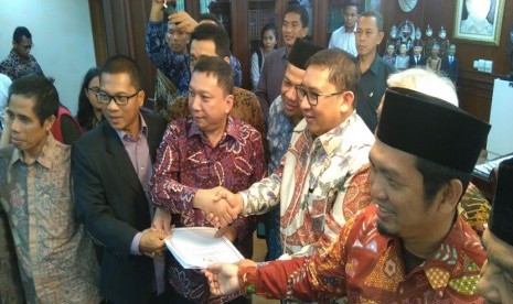 Empat Fraksi di DPR resmi menyerahkan usulan hak angket terkait pelantikan Basuki T Purnama sebagai gubernur di DKI, di Kompleks Parlemen Senayan, Jakarta, Senin (13/2).