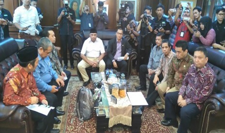 Empat Fraksi di DPR resmi menyerahkan usulan hak angket terkait pelantikan Basuki T Purnama sebagai gubernur di DKI, di Kompleks Parlemen Senayan, Jakarta, Senin (13/2).