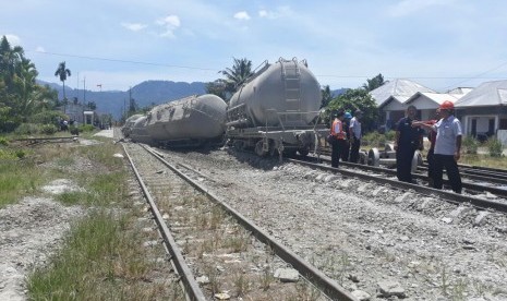 Empat gerbong kereta pengangkut semen produk PT Semen Padang anjlok di Pauh, Padang pada Rabu (25/10). Perjalanan kereta mulai normal sejak pukul 11.00 WIB.