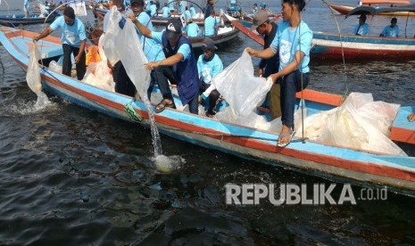 Empat juta benih ikan ditebar di Waduk Jatiluhur, Purwakarta, Jumat (11/5). Jutaan ikan ini diharapkan bisa menormalkan lagi ekositem waduk yang tercemar berat limbah pakan ikan.