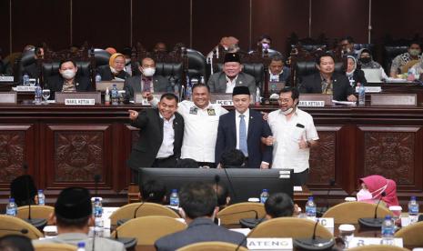 Direktur Lingkar Madani (Lima) Ray Rangkuti mengatakan DPD RI harus melawan jika Pimpinan MPR terus mengabaikan hasil Sidang Paripurna DPD RI. Foto ilustrasi empat kandidat calon wakil ketua MPR dari unsur DPD untuk menggantikan Fadel Muhammad,  usai menyampaikan visi misi pada sidang paripurna DPD RI 18 Agustus 2022. Dalam pemungutan suara Tamsil Linrung (dua dari kanan) memperoleh suara terbanyak.  (foto ilustrasi)