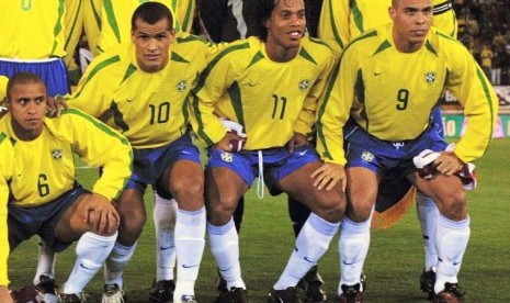 Empat kuartet Brasil yang membawa tim Samba menjuarai Piala Dunia 2002, (dari kiri ke kanan) Roberto Carlos, Rivaldo, Ronaldinho, dan Ronaldo.