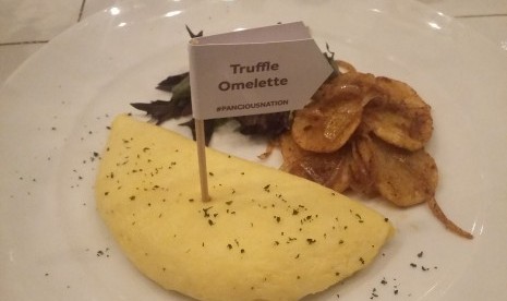 Empat orang blogger kondang digandeng Pancious untuk mewujudkan menu barunya, salah satunya adalah Truffle Omelette ini.