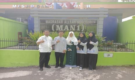 Empat orang pelajar Madrasah Aliyah Negeri (MAN) 1 Kota Sukabumi meraih prestasi terbaik dalam ajang Olimpiade Siswa Prestasi Akademik Nasional (OSPAN) 2022