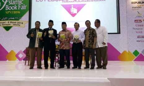 Empat orang ulama/dosen Islam yang juga penulis buku, Dr Hasan Basri Tanjung MA, Dr Sunandar Ibnu Nur MA, Prof Dr KH Didin Hafidhuddin, MS dan Dr Mukhlis Hanafi MA (dari kiri ke kanan) pada bedah buku yang digelar oleh Penerbit Almawardi Prima di ajang Islamic Book Fair (IBF) ke-15 tahun 2016 di Istora Senayan Jakarta, Selasa (1/3). Pameran buku Islam tersebut akan berlangsung hingga 6 Maret 2016.