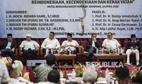 Empat pasang calon Gubernur dan Wakil Gubernur Jawa Barat Ridwan Kamil (kiri) - Uu Ruzhanul Ulum (kedua kiri), TB Hasanudin (ketiga kiri) - Anton Charliyan (keempat kiri), Sudrajat (ketiga kanan) dan Deddy Mizwar (kedua kanan) - Dedi Mulyadi (kanan) menghadiri Dialog Pemikiran Politik (Mudzakarah Politik) di Bandung, Jawa Barat, Selasa (10/4). 