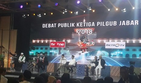 Empat pasangan calon Gubernur dan Wakil Gubernur Jawa Barat bertarung di debat pilgub Jabar putaran ketiga yang diselenggaeakan KPU Jabar, Jumat (22/6).