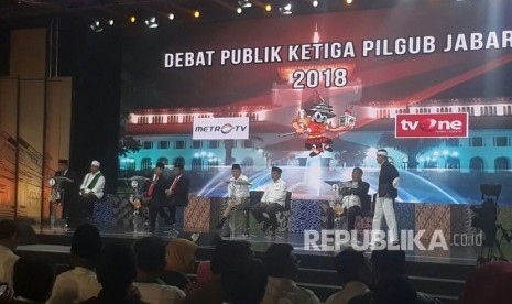 Empat pasangan calon Gubernur dan Wakil Gubernur Jawa Barat bertarung di debat pilgub Jabar putaran ketiga yang diselenggaeakan KPU Jabar, Jumat (22/6).