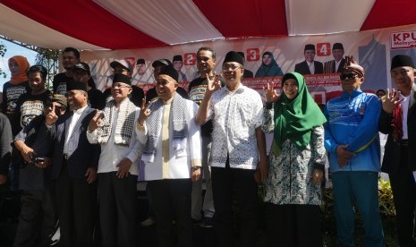 Empat Pasangan Calon Gubernur dan Wakil Gubernur NTB Menghadiri Deklarasi Kampanye Damai dan Berintegritas di depan Kantor KPU NTB, di Kota Mataram, Ahad (18/2)