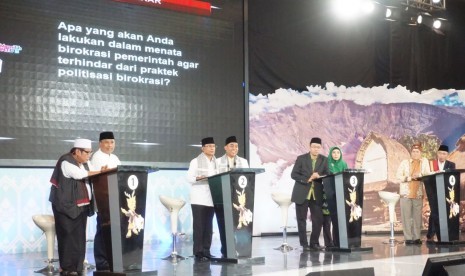 Empat pasangan calon gubernur dan wakil gubernur NTB menghadiri debat terbuka putaran pertama di Hotel Lombok Raya, Mataram, NTB, Sabtu (12/5) malam.