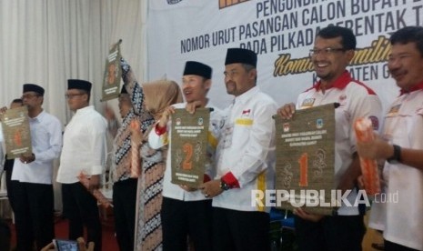 Empat paslon Bupati dan Wakil Bupati Garut menyelesaikan proses pengambilan nomor urut yang diselenggarakan KPU Garut, Selasa (13/3). 