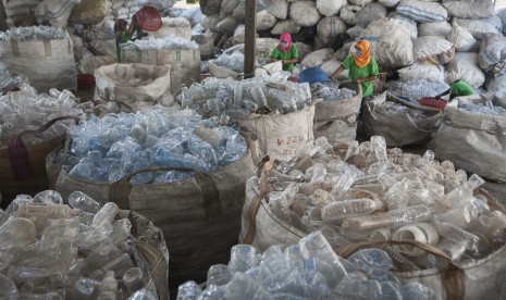 Empat pekerja memilah sampah botol air mineral untuk didaur ulang di bisnis unit daur ulang kawasan Kertalangu, Denpasar, Bali, Selasa (5/9). 