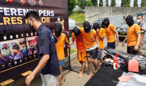 Empat pelaku begal dan dua penadah barang curian, ditampilkan dalam rilis Polres Bogor di Tugu Pancakarsa, Kecamatan Babakan Madang, Kabupaten Bogor, Selasa (5/4). Kejahatan Jalanan Dominasi Tindak Kriminal di Kabupaten Bogor