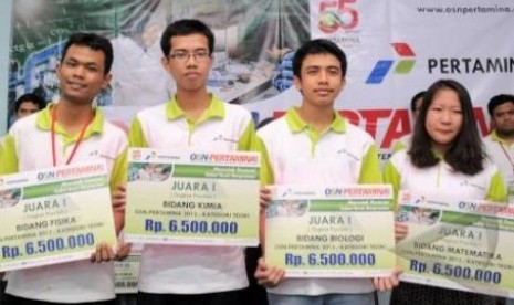 Empat pemenang juara pertama Olimpiade Sains Nasional Pertamina (OSN) 2012 tingkat provinsi DKI Jakarta berpose bersama