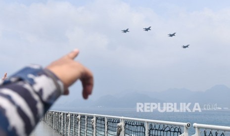 Empat pesawat tempur F16 melakukan flying pass di atas Laut Natuna, Rabu (15/1/2020). Sejumlah negara di kawasan Laut China Selatan meningkatkan kewaspadaan.