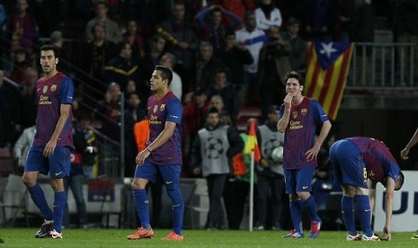 Empat punggawa Barcelona, Lionel Messi, Andres Iniesta, Alexis Sanchez, dan Sergio Busquets tertunduk lesu usai timnya gagal lolos ke partai final Liga Champions. El Barca kalah agregat gol dari Cheslea di babak semifinal.