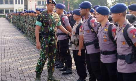 Empat Satuan Setara Kompi (SSK) bersama lima tim kesehatan Polri diberangkatkan ke Nusa Tenggara Barat, Senin (6/8). Jumlah total personel yang diberangkatkan 400 personel Korps Brimob dan 60 tim kesehatan.