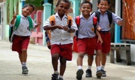 Empat siswa Sekolah Dasar berjalan bersama sepulang sekolah di Kampung Hedam, Kecamatan Heram, Kota Jayapura, Papua.